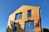 Das Einfamilien-Holzhaus gewinnt Abwärme mit Wärmepumpe zurück (Foto: Daniel Finocchiaro)