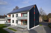 Rund 90 PV-Module an Dach (Nelskamp) und 170 Fassadenelemente (Sto) des Plusenergiehauses erzeugen mehr als 22.200 kWh Strom jährlich. (Foto: Vivawest)