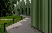 Die vom Architekturbüro Jäcklein aus Volkach entwickelte Kita sieht von außen aus wie der Rücken eines Drachen. (Foto: Reinhold Jäcklein)