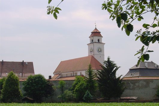 Das bayerische Umweltnetzwerk KUMAS zeichnete die oberbayerische Gemeinde Dollnstein als Leitprojekt 2015 aus. Die innovative Idee eines „kalten“ Nahwärmenetzes brachte der Gemeinde bereits im ersten Betriebsjahr eine Einsparung an Energiekosten von rund 40%. (Foto: ratiotherm Heizung + Solartechnik GmbH, Dollnstein) Gemeinde Dollnstein versorgt sich mit einem umweltfreundlichen Nahwärmenetz. (Foto: ratiotherm Heizung + Solartechnik GmbH, Dollnstein)