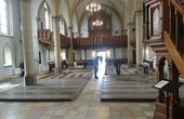 Ausbau der Bänke der Kirche am Steinhügel für die Fußbodenheizung (Foto: Ev. Trinitatis-Kirchengemeinde Witten)