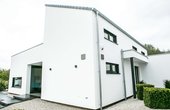 Das Aktiv-Plus-Musterhaus in Bad Vilbel ist mit einer Luft-Wasser-Wärmepumpe ausgestattet. (Foto: OKAL Haus GmbH)