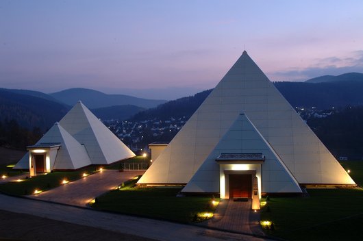 Die Pyramiden hoch über Lennestadt-Meggen. Foto: Tracto-Technik