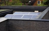 Die optimale Ausrichtung der PV-Anlage auf dem Flachdach gewährleistet eine gute Stromernte. Der von den Solarmodulen erzeugte Strom wird auch im Heizungskeller genutzt. (Foto: Florian Arp für STIEBEL ELTRON)