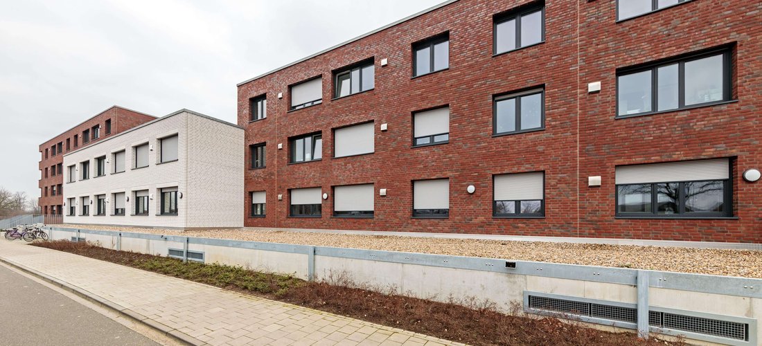 KfW40+ mit 38 Wohneinheiten in Nordhorn: Wärmepumpen und PV-Speicher reduzieren die Nebenkosten der Mieter unbürokratisch. (Foto: E3/DC GmbH)