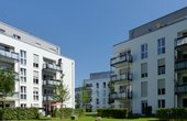 Die Gebäude der Klimaschutzsiedlung Köln-Porz werden über Wärmepumpen und Solarabsorber in Verbindung mit einem zentralen Solareisspeicher beheizt. (Foto: EnergieAgentur.NRW)