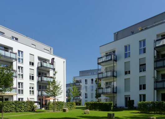Die Gebäude der Klimaschutzsiedlung Köln-Porz werden über Wärmepumpen und Solarabsorber in Verbindung mit einem zentralen Solareisspeicher beheizt. (Foto: EnergieAgentur.NRW)