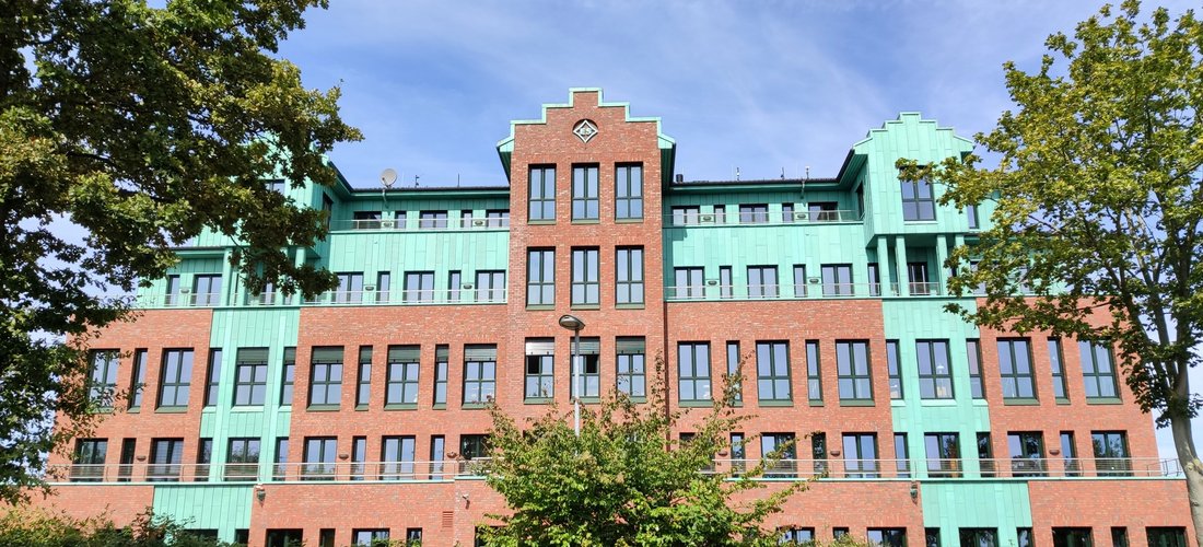 Das 2010 fertiggestellte Bürogebäude der Reederei Strahlmann von der nördlichen Kanalseite aus. (Foto: waermepumpe-regional.de)