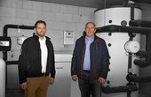 Investor Manfred Stahlmann (rechts) und STIEBEL-ELTRON-Produktmanager Tobias Pach im Heizraum des Gebäudes vor der Wärmepumpe WPF 27. (Foto: Stiebel Eltron)