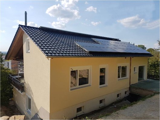 Die SOLAERA 6,9 kW Wärmepumpe in Bad Bellingen wird mit umweltfreundlicher Wärme und mit eigenem Solarstrom versorgt. (Foto: Consolar)