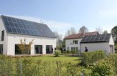 Photovoltaik und Stromspeicher, Solarthermie und Solarwärmespeicher sowie eine Wärmepumpe: Das ausgeklügelte Konzept sorgt dafür, dass das „Effizienzhaus Plus Schlagmann/BayWa“ mehr Energie erzeugt, als die Bewohner verbrauchen. Foto: Sonnenhaus-Institut
