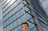 Architekt Helmut Jahn vor dem Weser Tower (Foto: H. Siedentopf (GmbH & Co. KG))