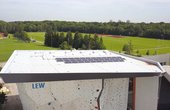 DAV-Kletterzentrum PV-Anlage": Auf dem Flachdach der Kletterhalle hat LEW eine Photovoltaik-Anlage für den Eigenbedarf des Kletterzentrums installiert. Die Anlage mit einer Fläche von insgesamt 55 Quadratmetern soll pro Jahr etwa 10.000 