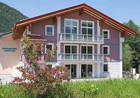 Das Mehrfamilienhaus in Bischofswiesen ist ein Energieplus-Haus und wird mit einer Erdwärme-Wärmepumpe versorgt. (Foto: Hans Angerer Unternehmensgruppe) Das Mehrfamilienhaus in Bischofswiesen ist ein Energieplus-Haus und wird mit einer Erdwärme-Wärmepumpe versorgt. (Foto: Hans Angerer Unternehmensgruppe)