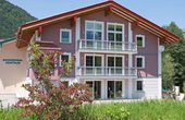 Das Mehrfamilienhaus in Bischofswiesen ist ein Energieplus-Haus und wird mit einer Erdwärme-Wärmepumpe versorgt. (Foto: Hans Angerer Unternehmensgruppe)