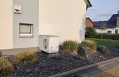 Eine Luft-Wärmepumpe und eine Solaranlage sorgen im ehemaligen Evi-Energiesparhaus für warmes Wasser. (Foto: waermepumpe-regional.de)