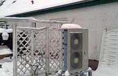 Außengerät der Wärmepumpe steht vor der Doppelhaushälfte Foto: ROTEX