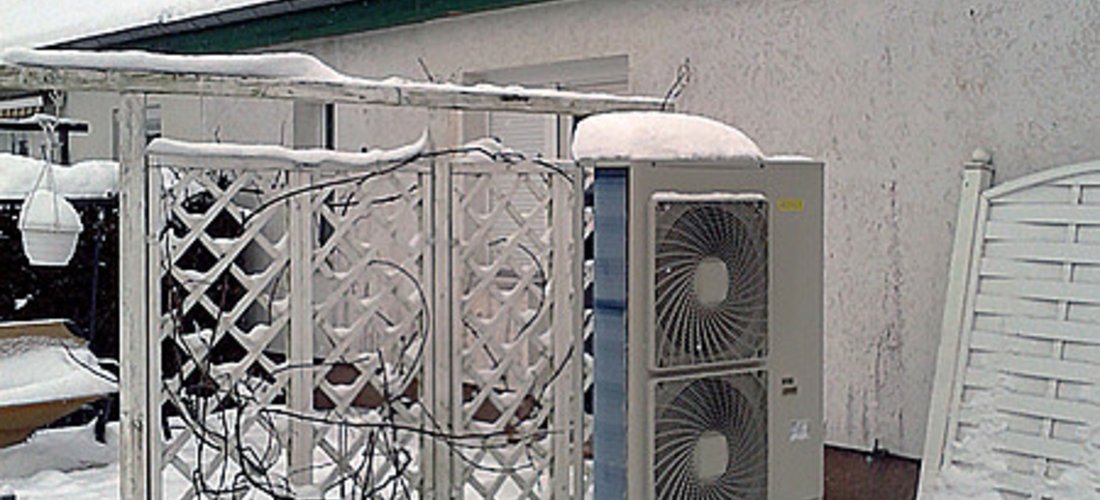 Außengerät der Wärmepumpe steht vor der Doppelhaushälfte Foto: ROTEX