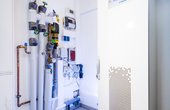 „Die Heizungsanlage spricht mit der Gebäudetechnik, mit der Beleuchtung und der Verschattung“, so umreißt Matthias Gemeinhardt die Vernetzung. Programmiert hat der Ingenieur alles selbst. Dafür wurde er 2016 mit dem „Deutschen TGA Award“ ausgezeichnet. Sonnenhaus-Institut / Udo Geisler
