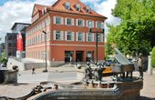 Die Sparkassenzentrale in Donaueschingen wird mit Erdwärme im Sommer gekühlt und im Winter mit Erdwärmepumpe beheizt. (Foto: qwesy qwesy / commons.wikimedia.org / keine Änderungen / CC BY 3.0)