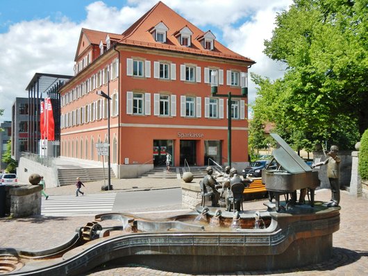 Die Sparkassenzentrale in Donaueschingen wird mit Erdwärme im Sommer gekühlt und im Winter mit Erdwärmepumpe beheizt. (Foto: qwesy qwesy / commons.wikimedia.org / keine Änderungen / CC BY 3.0)