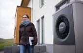 Moderne Wärmepumpentechnik passt für Juliane Buß, Junior-Chefin von Holzbau Buss, optimal zu nachhaltigem Bauen. (Bild: Buderus)