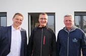 Für sein Bauprojekt suchte Christian Wolff (Mitte) kompetente Unterstützung. Diese fand er bei Bauträger Bernd Brandis (rechts) und Bosch-Key-Account-Manager Gordon Zittlau (links). (Quelle: Bosch)