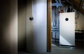 Die Wärme, die die Wärmepumpe Supraeco T 380-2 erzeugt, wird in den Pufferspeichern zwischengespeichert und an die Übergabestationen abgegeben, die jeweils in den Wohnungen stehen. (Quelle: Bosch)