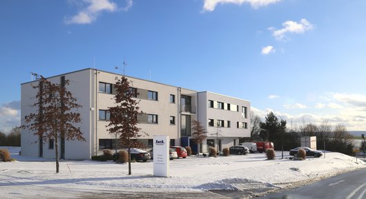 Der EurA-Erweiterungsbau in Ellwangen heizt und kühlt mit einer Wärmepumpe (Foto: Architekturbüro Hariolf Brenner) Der EurA-Erweiterungsbau in Ellwangen heizt und kühlt mit einer Wärmepumpe (Foto: Architekturbüro Hariolf Brenner)