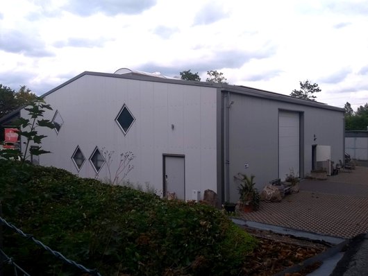 Die Rosenhagen Heizungsbau GmbH aus Göttingen-Elliehausen beheizt die neue Werk- und Lagerhalle mit einer Wärmepumpe. (Foto: waermepumpe-regional.de)